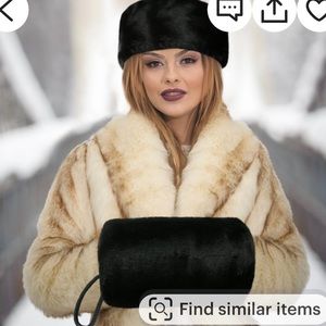 Fur hand roll. Never used. Very classy and stylish.